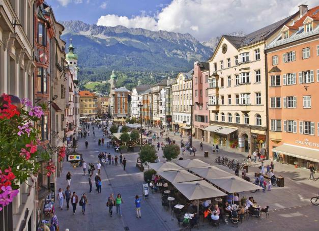 De l’air pur du Tyrol à la modernité de Linz, en passant par la musicalité baroque de Salzbourg et le charme arty de Graz, ce road trip en Autriche de 8 jours embarque à travers les plus belles villes du pays. À chaque étape de l’itinéraire d’une semaine, des haltes inspirées entre musées, panoramas alpins, tables locales et hôtels de caractère. Suivez le guide. 
