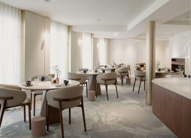 De la haute gastronomie aux tables d’auteur les plus inspirées, Paris demeure l’une des capitales culinaires les plus passionnantes au monde. Pour vous guider parmi l’abondance d’adresses que compte la ville, nous avons sélectionné nos restaurants gastronomiques parisiens préférés, des établissements où l’excellence de la cuisine rivalise avec l’élégance du cadre et la qualité de l’accueil.
