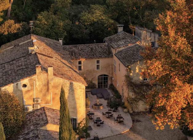 Dans le match hôtel versus maison d’hôtes, la seconde remporte la palme de l’authenticité. En Provence, ces pépites triées sur le volet offrent une expérience plus personnelle et locale aux voyageurs. 
