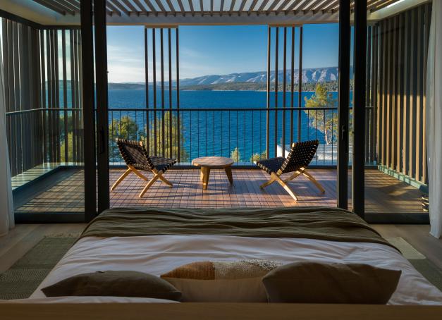 Sur la côte nord de Hvar, le Relais et Châteaux 5 étoiles Maslina Resort fondé par une Française conjugue architecture contemporaine, wellness, gastronomie et respect du littoral, incarnant une vision vertueuse du luxe en Croatie.
