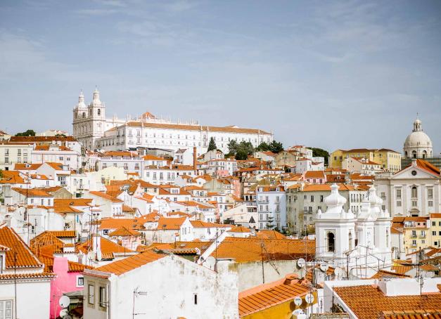 Voilà maintenant quelques années que visiter Lisbonne est la nouvelle tendance pour les amateurs de soleil, d’architecture bigarrée, de façades pittoresques et de dolce vita lusophone. Une capitale en plein bouillonnement, dont nous vous dévoilons ici les meilleures adresses pour un week-end.