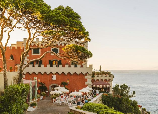 Plus grande île du golfe de Naples, Ischia est connue pour ses stations thermales, ses villages en bord de mer et sa douceur de vivre. Des adresses 5 étoiles avec vue sur la Méditerranée aux refuges confidentiels installés dans des lieux chargés d'histoire, voici les plus beaux hôtels d'Ischia en Italie.