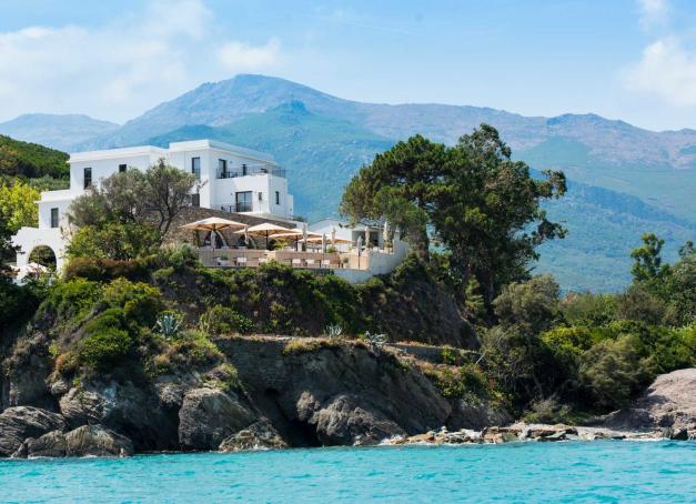 Direction la façade Est du Cap Corse, à Cagnano, où le Domaine de Misíncu, cinq étoiles blotti entre mer turquoise et maquis indompté, signe une réouverture très attendue.