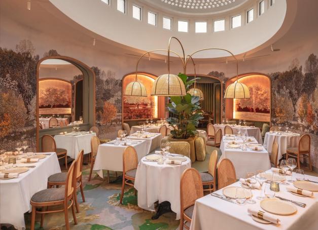 En duo pour un dîner romantique, direction le restaurant Le Serpentine de l’hôtel Miss Fuller, situé à proximité de l’Arc de Triomphe. Une adresse aux accents gastronomiques, portée par un cadre enchanteur et une cuisine raffinée.