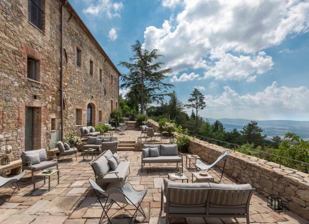 Au bout d’une route blanche qui serpente à travers les collines du Val d’Orcia, Monteverdi apparaît presque par surprise. Cette adresse singulière occupe un village médiéval entier, restauré avec patience. Un projet fou, mené avec une sensibilité rare, où les maisons de pierre brute abritent aujourd'hui un refuge de très haut vol. Nous avons posé nos valises dans cette théâtrale retraite toscane.