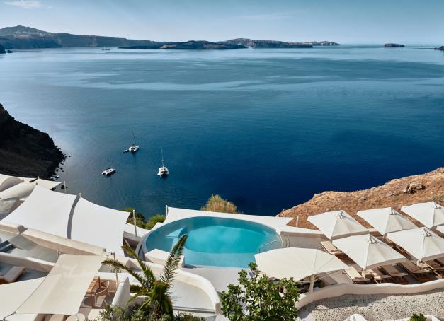 Dominant la caldeira de leurs piscines privées, perdus dans les vignes d’assyrtiko ou sur les plages de sable noir, les hôtels de luxe à Santorin sont plus divers qu’on ne le croit. Florilège.