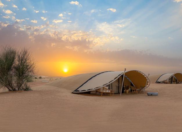 Depuis le centre-ville et les gratte-ciel de Dubaï, il faut à peine une heure pour arriver en plein désert. Oryx, dunes et lever de soleil d’anthologie nous accueillent dans ce luxueux campement.

