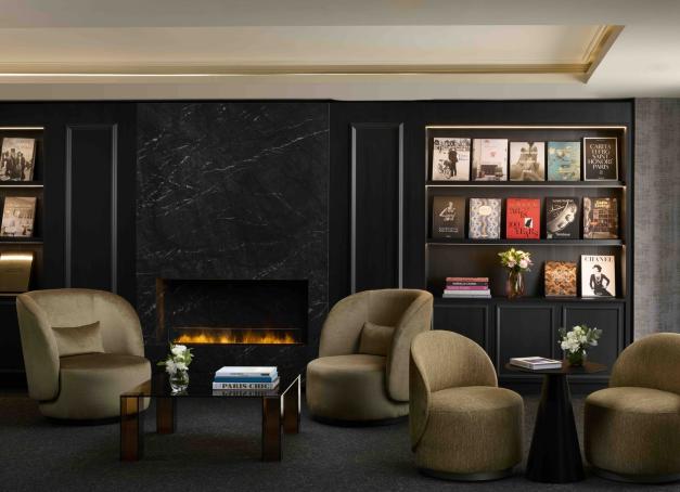 À deux pas du Triangle d'Or, le NH Collection Paris Ponthieu Champs-Élysées vient de rouvrir ses portes après une rénovation complète. Derrière une façade haussmannienne discrète se cache un boutique-hôtel où le néoclassicisme flirte avec des touches Art déco. Direction le 8ᵉ arrondissement pour un séjour test.