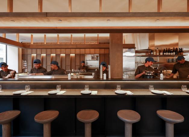 Nobisan balaie tous les a priori d’un coup de feuille de nori croustillante et impose, rue de Turenne, un comptoir à temaki aussi précis que réjouissant.