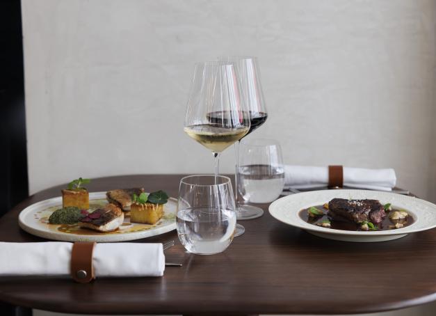 Le 17ᵉ tient enfin son adresse affûtée : Noé, bistrot contemporain adossé à une cave monumentale. Porté par un duo père-fille inspiré, le lieu s’impose déjà comme la nouvelle adresse sérieuse d’un quartier qui manquait cruellement de tables dignes de ce nom. 