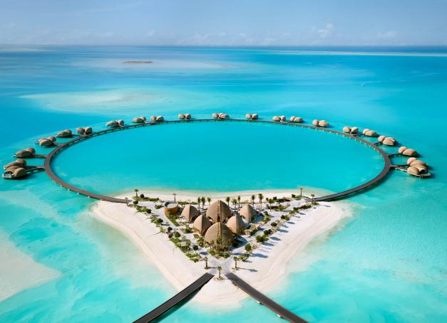Des dunes de sable aux îles privées, l’Arabie Saoudite dévoile une nouvelle vision du luxe avec une poignée d’hôtels d’exception posés entre désert et lagon. Design audacieux, engagement environnemental et expériences exclusives composent le visage inattendu de cette destination émergente. Zoom sur cinq hôtels de luxe en mer Rouge qui placent l’excellence hôtelière au sommet. 
