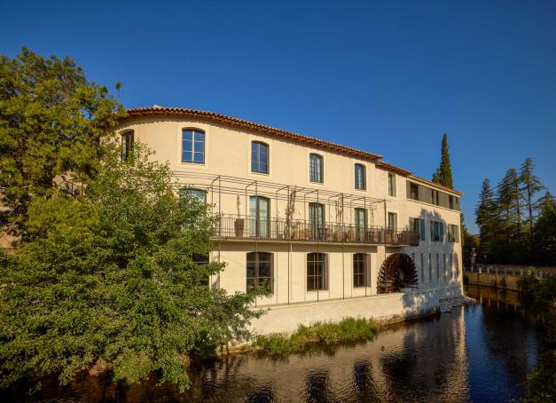 Un vide est comblé : inauguré cet été, ce premier cinq étoiles apporte à L’Isle-sur-la-Sorgue l’écrin hôtelier qui lui faisait défaut. Il est désormais possible de s’offrir une escapade dans la « capitale » des antiquaires en étant reçu dans un bel hôtel « comme dans une maison amie » selon le souhait de son célèbre propriétaire…