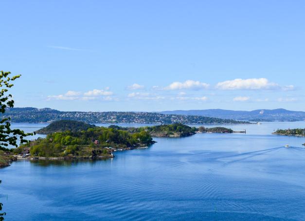 Résolument tournée vers la mer et entourée de forêts denses, traversée de cours d’eau et émaillée de parcs, la capitale de la Norvège a été désignée Capitale verte de l’Europe en 2019. Que faire à Oslo pour un week-end de 2 ou 3 jours ? On part à la rencontre d’une ville créative et à l’avant-garde de l’urbanisme à travers ses bonnes adresses.
