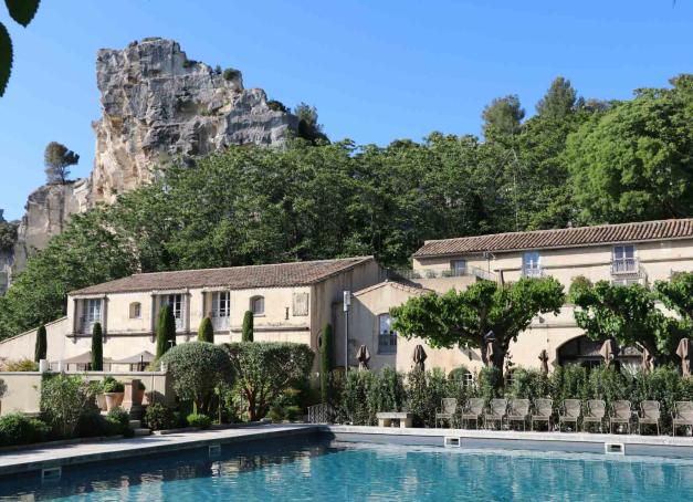 Découvrez notre sélection des plus beaux hôtels 5 étoiles de France, des palaces emblématiques aux boutique-hôtels confidentiels. Châteaux, hôtels particuliers, monuments historiques ou chalets d’exception : des adresses uniques où luxe, caractère et art de vivre se rencontrent.