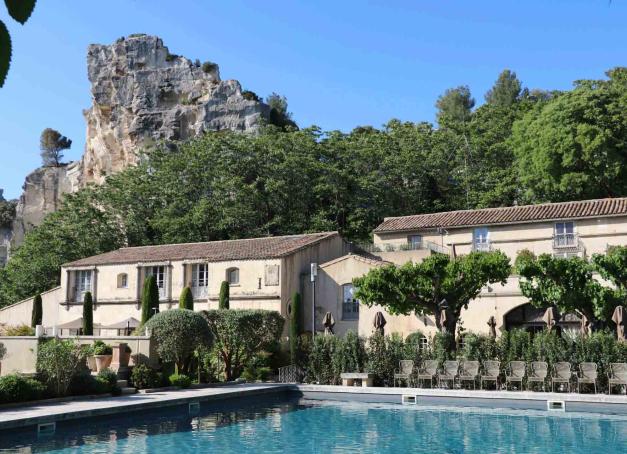 L’Oustau de Baumanière, aux Baux-de-Provence, fêtera l'année prochaine ses 80 ans d'existence. L’occasion rêvée de revenir sur l’histoire de cette maison mythique, haut-lieu de l’hospitalité provençale, qui n'a jamais été aussi actuelle.