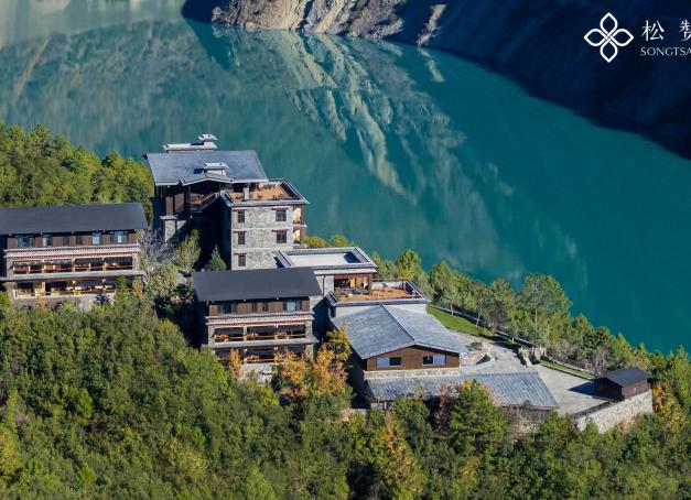 On vous dévoile le Songtsam Lodge Cizhong, une passerelle vers les traditions tibétaines dans le petit village de Cizhong, où cohabitent l’héritage des communautés tibétaines catholiques et la tradition viticole héritée des missionnaires français.