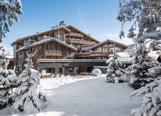 La célèbre station des Trois Vallées peut s’enorgueillir d’abriter un parc hôtelier à la hauteur de sa prestigieuse réputation. Expériences inédites, ambiances étudiées, confort et service personnalisé colorent le séjour dans les plus beaux hôtels de Courchevel, qu’une situation skis aux pieds rend des plus désirables. Loin de l’image show-off souvent associée à la destination, direction les pistes aux étoiles.

