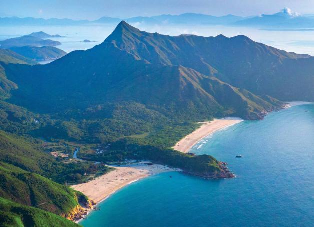 Si Hong Kong abrite le plus de gratte-ciels au monde, le territoire révèle un autre visage aux voyageurs curieux, celui d’une nature abondante entre mer et montagne, des plages de sable blanc aux sentiers de randonnée s’enfonçant dans une végétation touffue. Retrouvez 5 idées de balades thématiques pour découvrir Hong Kong côté nature.