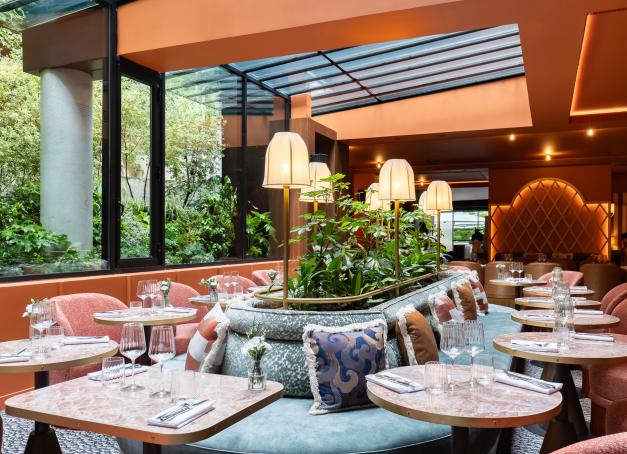 La Maison des Champs-Élysées inaugure son restaurant Frivole, prolongé par une terrasse bucolique où se retrouvent amateurs de cocktails et de cuisine raffinée.