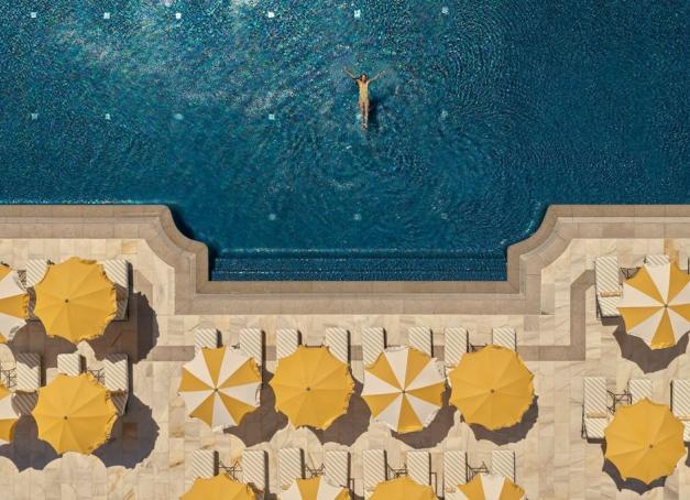 Légendaire, fantasque, inclassifiable : l’hôtel 5 étoiles renaît sous la bannière COMO, face au golfe de Saint-Tropez. Immersion dans l’une des collections d’art privées les plus délirantes de la Côte d’Azur.