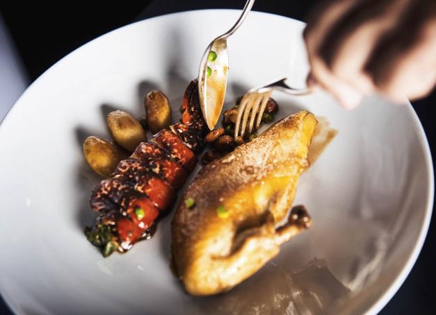 Précédée par la réputation de ses bouchons historiques et de ses grandes institutions culinaires, la « capitale mondiale de la gastronomie » abrite certaines des plus belles tables de France. Sélection des restaurants gastronomiques, bistrots contemporains et bouchons à Lyon. 