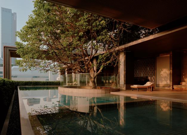 Vibrante et effervescente, la capitale thaïlandaise se réinvente à travers ses adresses hôtelières audacieuses. Montée en gamme, influences lifestyle et innovations redéfinissent l’hospitalité de luxe, où services et concepts rivalisent de créativité pour séduire une clientèle cosmopolite et exigeante. Voici les meilleurs hôtels de Bangkok.