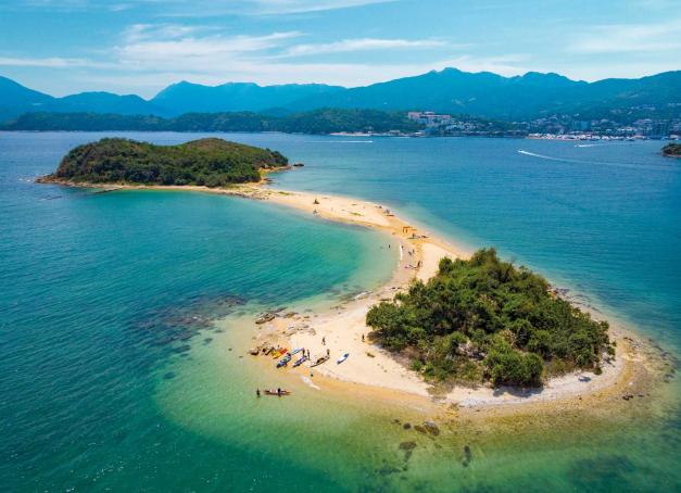 Mégapole dynamique, Hong-Kong est également un poumon vert entre sa jungle, ses parcs naturels, ses plages et ses dizaines d'îles. Détour par les plus méconnues d'entre elles pour un séjour authentique en dehors des sentiers battus.
