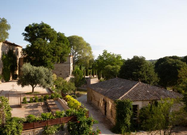 À quelques kilomètres d'Uzès, de Nîmes et du Pont du Gard, le Prieuré Saint-Nicolas de Campagnac frappe fort dans l’univers restreint des très belles chambres d'hôtes de caractère.