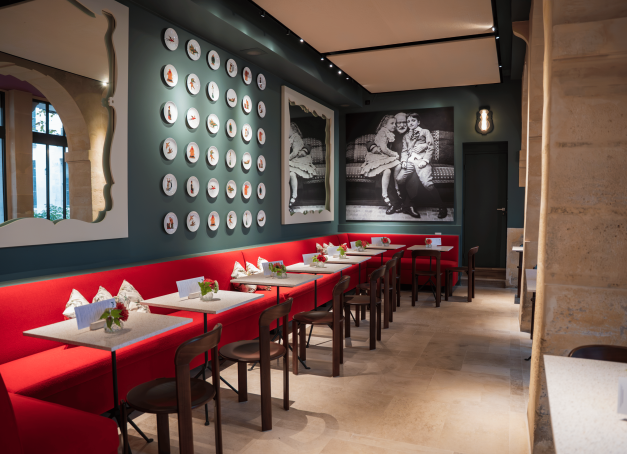Place des Vosges, la Maison de Victor Hugo accueille désormais, au rez-de-chaussée, son nouveau café Papapa. Changement d’enseigne, mais surtout véritable remise en beauté pour ce lieu qui entend bien faire de l’expérience littéraire un instant gourmand.