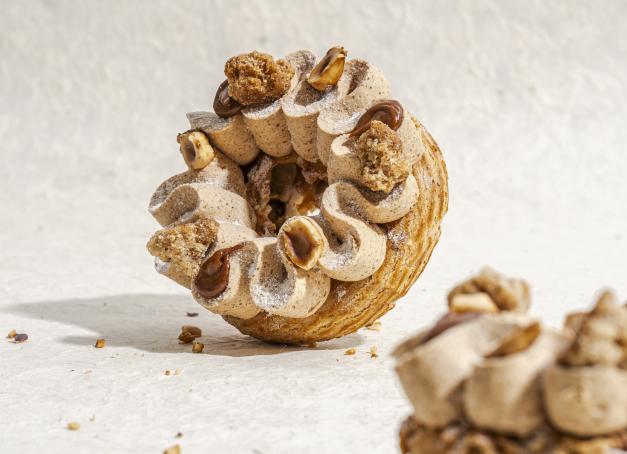 Grand classique de la pâtisserie française, le Paris-Brest se réinvente aujourd’hui dans de multiples versions, des plus traditionnelles aux plus créatives. En pâtisserie, en boulangerie ou dans les palaces, ce dessert emblématique né d’une course cycliste continue de séduire les gourmands. Voici où déguster les meilleurs Paris-Brest à Paris.
