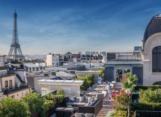 À l'arrIvée de l'été, quoi de mieux que de se la couler douce sur les toits de Paris, un cocktail à la main ? Voici une sélection des nouveaux rooftops parisiens pour goûter aux rayons de soleil de la capitale ! 