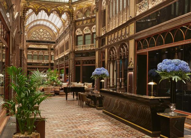 Sur les rives du Danube, la ville de Budapest séduit avec ses collines boisées, sa vieille ville, son château royal et ses rues animées. Entre hôtels de luxe, 5 étoiles et boutique-hôtels avec spa, florilège des meilleurs hôtels à Budapest. 