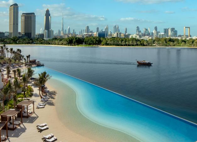 Avec ses piscines bordées de palmiers, ses plages lagunaires et son golf 18 trous, ce resort d’inspiration méditerranéenne et orientale conjugue raffinement, nature et douceur de vivre. Un hôtel 5 étoiles de caractère, parfait pour (re)découvrir Dubaï autrement.