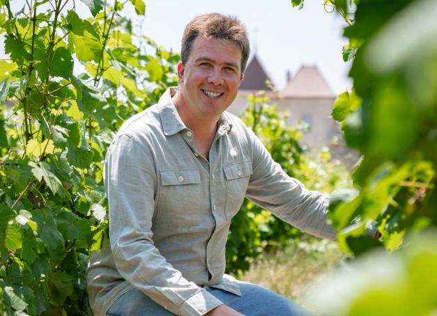 À Pommard, le Domaine de la Commaraine signe la renaissance d'un lieu chargé d'histoire. Derrière ce projet d'envergure, Paul Krug orchestre la résurrection d'un clos viticole cultivé depuis le XIIᵉ siècle, en conjuguant respect du patrimoine, exigence agronomique et vision contemporaine de la viticulture. Rencontre avec l'homme qui façonne le nouveau visage de cette adresse emblématique de la Côte de Beaune.