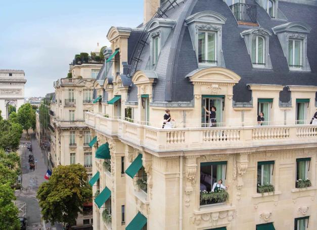 Mythiques ou intimistes, branchés ou rétro-chics, découvrez une sélection de 10 de plus beaux hôtels 5-étoiles de Paris.