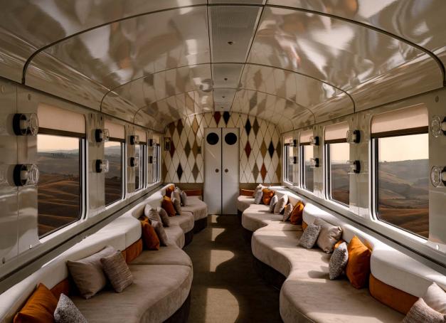 Après le retour triomphal de l'Orient-Express en 2025, c'est au tour de la Dolce Vita Orient Express d'écrire sa propre légende sur les rails italiens. Même héritage mythique, mais une tout autre ambition : ressusciter l'âge d'or du design transalpin des années 1960. La rédaction a embarqué lors du voyage inaugural à Rom. Récit d'une renaissance ferroviaire. 
