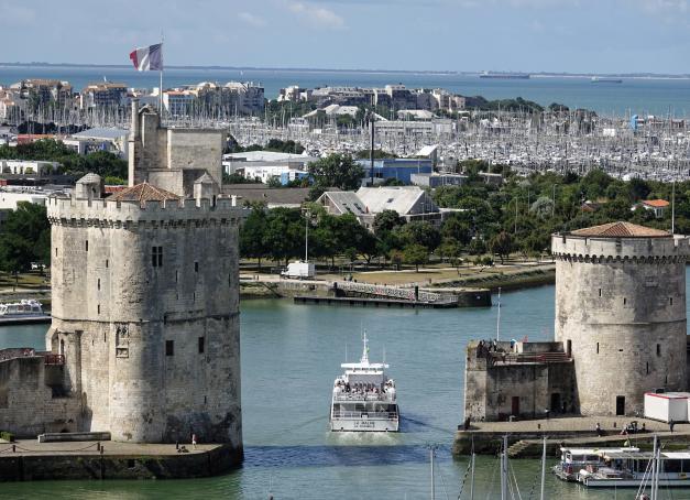 Entre flâneries iodées, bonnes tables et haltes culturelles, voici notre itinéraire idéal pour découvrir La Rochelle en 2 jours.