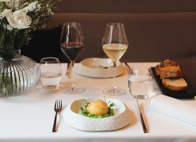 À deux pas du Parlement de Bretagne, La Table de Balthazar, restaurant du Balthazar Hôtel et Spa à Rennes, est dirigé depuis 2020 par Benjamin Jourdren. Une pétillance juvénile et directe et un agréable moment de partage avec ce chef qui dit « nous » et pas « je » en évoquant sa cuisine.