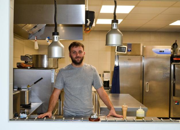 Depuis l’été 2022 Pierre Bonnefont, 29 ans, a ouvert son premier restaurant baptisé Rolland dans les Côtes d’Armor. Rencontre avec ce jeune chef à la démarche sincèrement engagée.