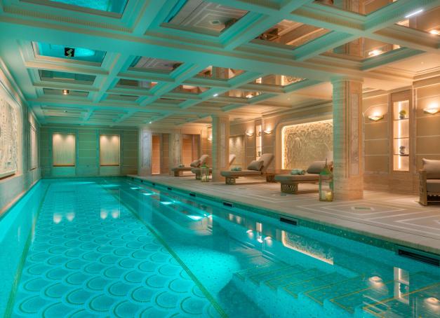 À deux pas des Champs-Élysées, l’Hôtel du Collectionneur inaugure son nouveau spa dans un esprit Art déco, filant la métaphore esthétique du grand hôtel spectaculaire qui l’abrite. Un écrin raffiné, certes, mais aussi pensé pour la performance et porté par une spa manager de grand talent.