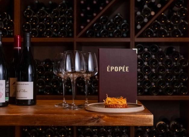 Dans un grand espace calme du 11e arrondissement, Épopée réunit une équipe expérimentée autour d’une bistronomie exigeante et lisible. Portée par la cheffe Yurika Kitano et orchestrée en salle par Thomas Legrand, l’adresse propose une cuisine française de saison, précise et généreuse, à des prix justes. 