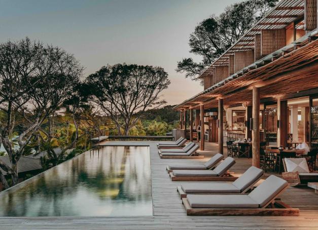 Choisir Itacaré, c’est accepter de ralentir et de laisser la nature imposer son rythme. Dans ce décor brut - que certains décrivent comme l’une des côtes les plus spectaculaires du Brésil - le Barracuda Hotel & Villas s’est installé en surplomb de l’océan, comme en équilibre entre jungle et horizon. 