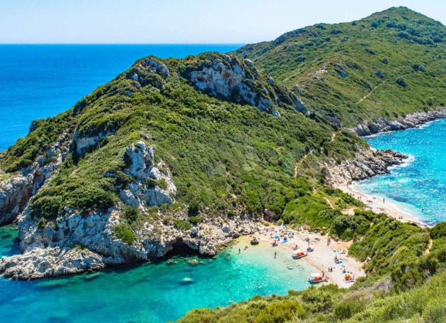 De criques en plages, de villages perchés en falaises escarpées, que faire à Corfou, cette île grecque bordée par la mer Adriatique et la mer Ionienne, à seulement 2 km des côtes albanaises et marquée par un long passé vénitien.