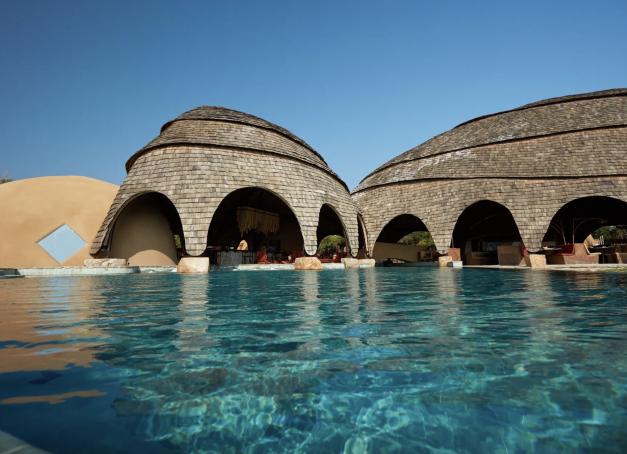 Depuis plus de soixante ans, Relais & Châteaux incarne une certaine idée du voyage, où l’excellence hôtelière se conjugue à l’art de vivre, à la gastronomie et à l’authenticité des lieux. Des villages provençaux aux grands espaces d’Afrique du Sud, la collection réunit certaines des plus belles adresses du monde. YONDER a sélectionné les plus beaux Relais & Châteaux du monde.