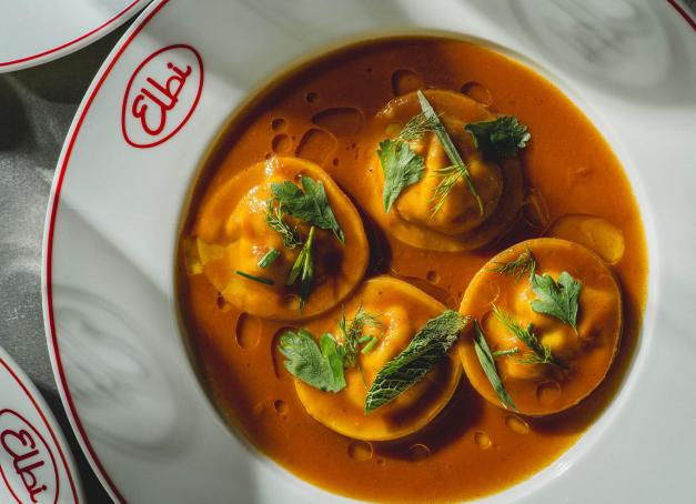 Rue de Paradis, le chef étoilé Omar Dhiab joue une nouvelle partition avec ce bistrot urbain et joyeux. Au fil d’une carte originale où les plats sont classés par température de cuisson, chez Elbi – mon cœur en arabe – il fait dialoguer les saveurs égyptiennes et tunisiennes de son enfance, pour notre plus grand plaisir. 