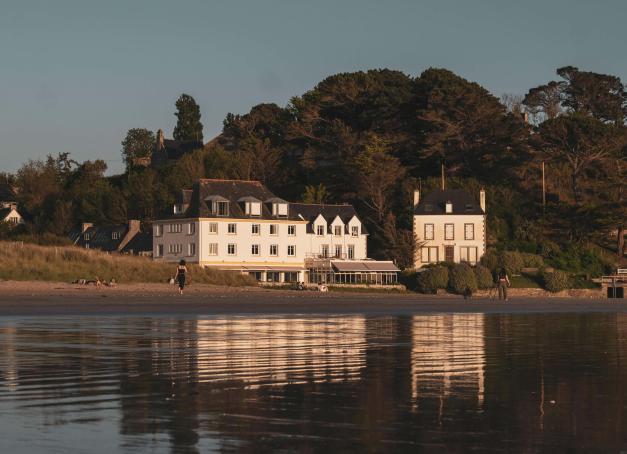 Au bout du monde, là où se finit la terre et commence l’océan, on découvre l’Hôtel de la Plage, à Sainte-Anne-La-Palud. L’établissement du Finistère célèbre cette année ses 100 ans d’appartenance à la famille L’Helgoualc’h, et incarne mieux que quiconque l’âme bretonne.