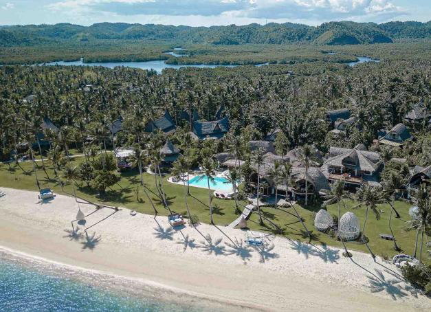Au sud de l’archipel philippin, sur l’île isolée de Siargao, Nay Palad Hideaway a fait du simple fait d’être pieds nus un luxe absolu. Un refuge intime délié de tout protocole, où l’on arrive comme un invité, où l’on repart transformé. La rédaction y a posé sa valise. 