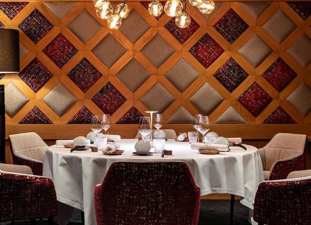 La prestigieuse station de Méribel est riche d’une grande diversité gastronomique. Des adresses branchées aux tables étoilés, découvrez nos cinq restaurants préférés à Méribel.