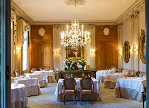 Capitale officieuse de la Champagne, Reims abrite les maisons de champagne les plus prestigieuses ainsi que quelques perles gastronomiques, les unes allant rarement sans les autres. Voici une sélection de nos plus belles adresses pour se restaurer si vous êtes de passage à Reims.