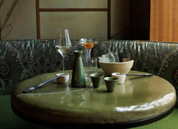 Longtemps, le 2e arrondissement parisien a senti la paperasse froide et les open spaces tristes. Mais il est temps de réviser vos classiques : voici les meilleurs restaurants de Paris 2 qui donnent envie de rester au bureau après 19h.